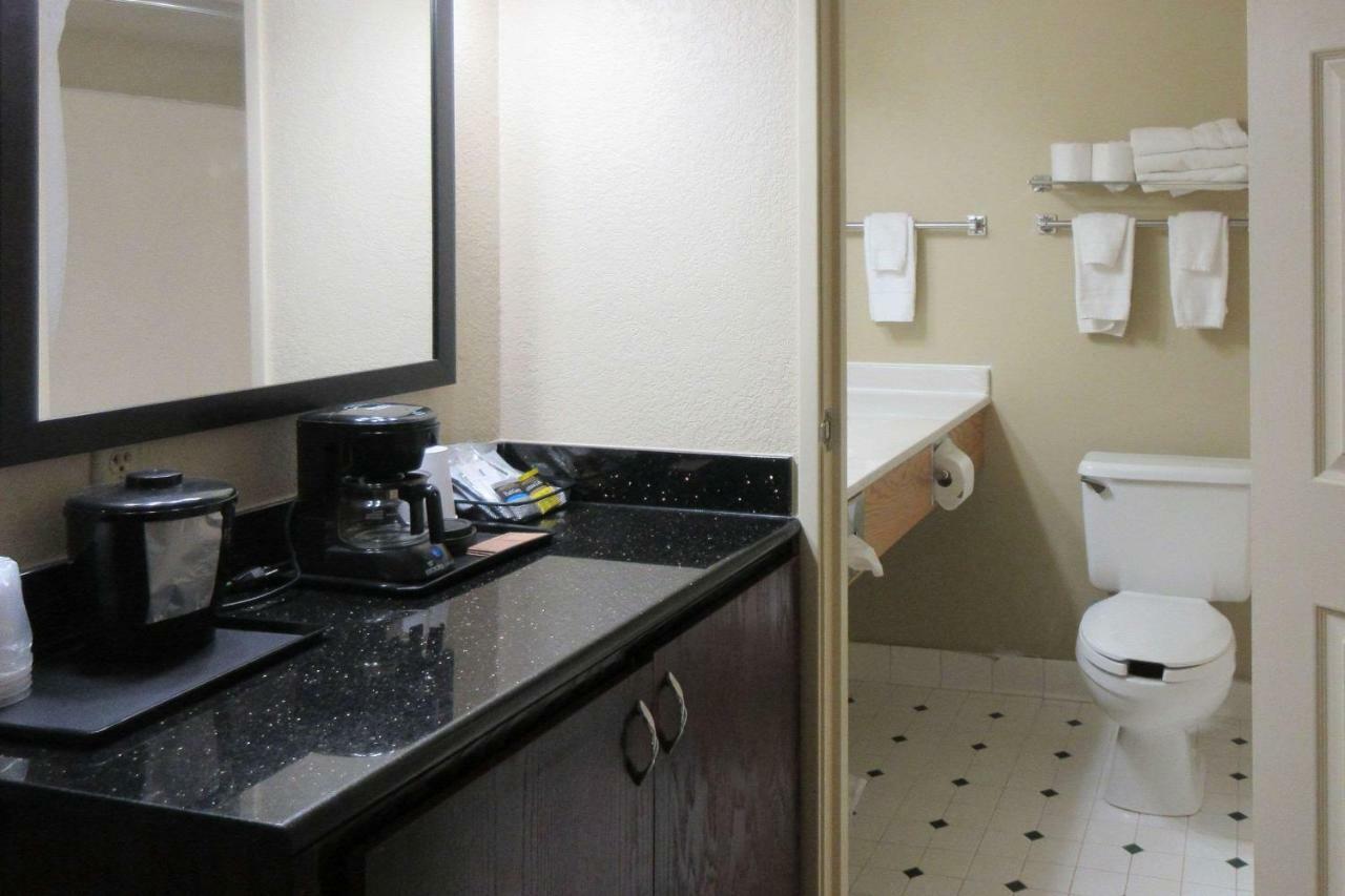 Quality Inn & Suites Alexandria Exteriér fotografie